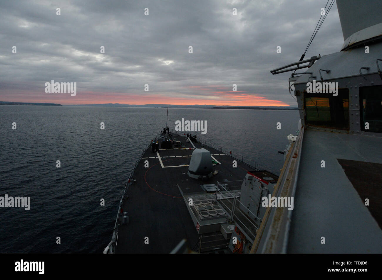 L'USS Ross (DDG 71), un destroyer à missiles guidés de classe Arleigh Burke, est vu transiter par le détroit des Dardanelles le 3 décembre 2015, avant d'entrer dans la mer Noire. Cette patrouille de routine a été effectuée dans le cadre des opérations de sécurité de la 6e flotte américaine dans la région. Banque D'Images