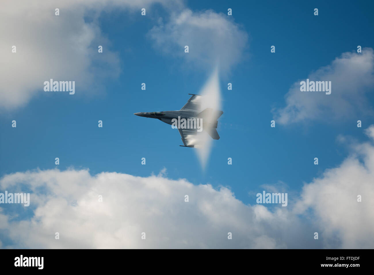 Un F/A-18E Super Hornet du Strike Fighter Squadron (VFA) 143, également connu sous le nom de 'Pukin' Dogs', brise le mur du son au-dessus de l'USS Harry S. Truman (CVN 75) en mer Méditerranée. Cette manifestation faisait partie des opérations navales en cours à l'appui des intérêts de sécurité nationale des États-Unis. L'USS Harry S. Truman est un porte-avions de classe Nimitz opérant dans la zone d'opérations de la 6e flotte américaine. Banque D'Images