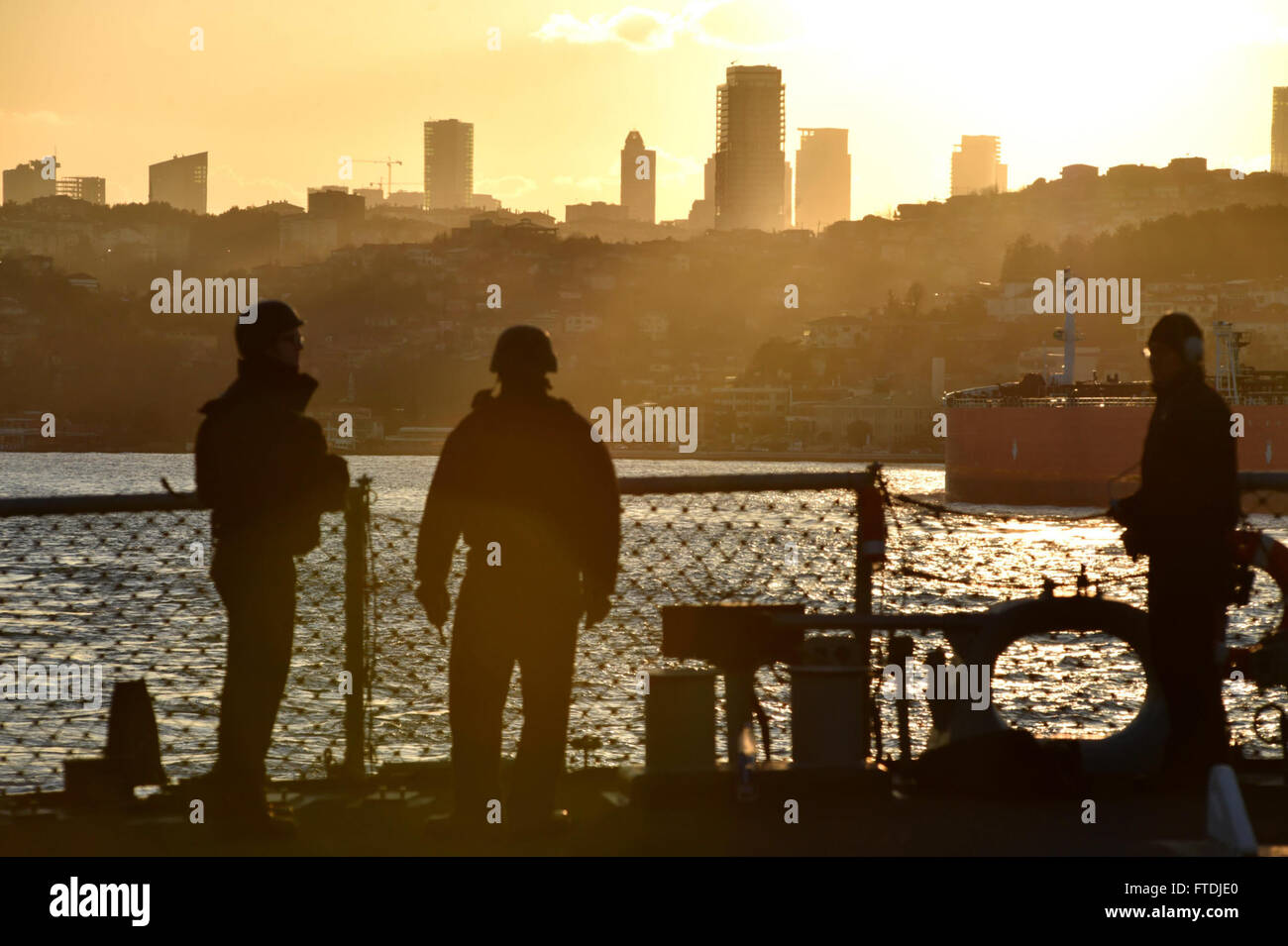 Les marins à bord de l'USS Ross observent le destroyer à missiles guidés de classe Arleigh Burke traverser le détroit du Bosphore le 3 décembre 2015. Le navire effectue une patrouille de routine dans la zone de la 6e flotte des États-Unis pour appuyer les opérations de sécurité nationale. Banque D'Images