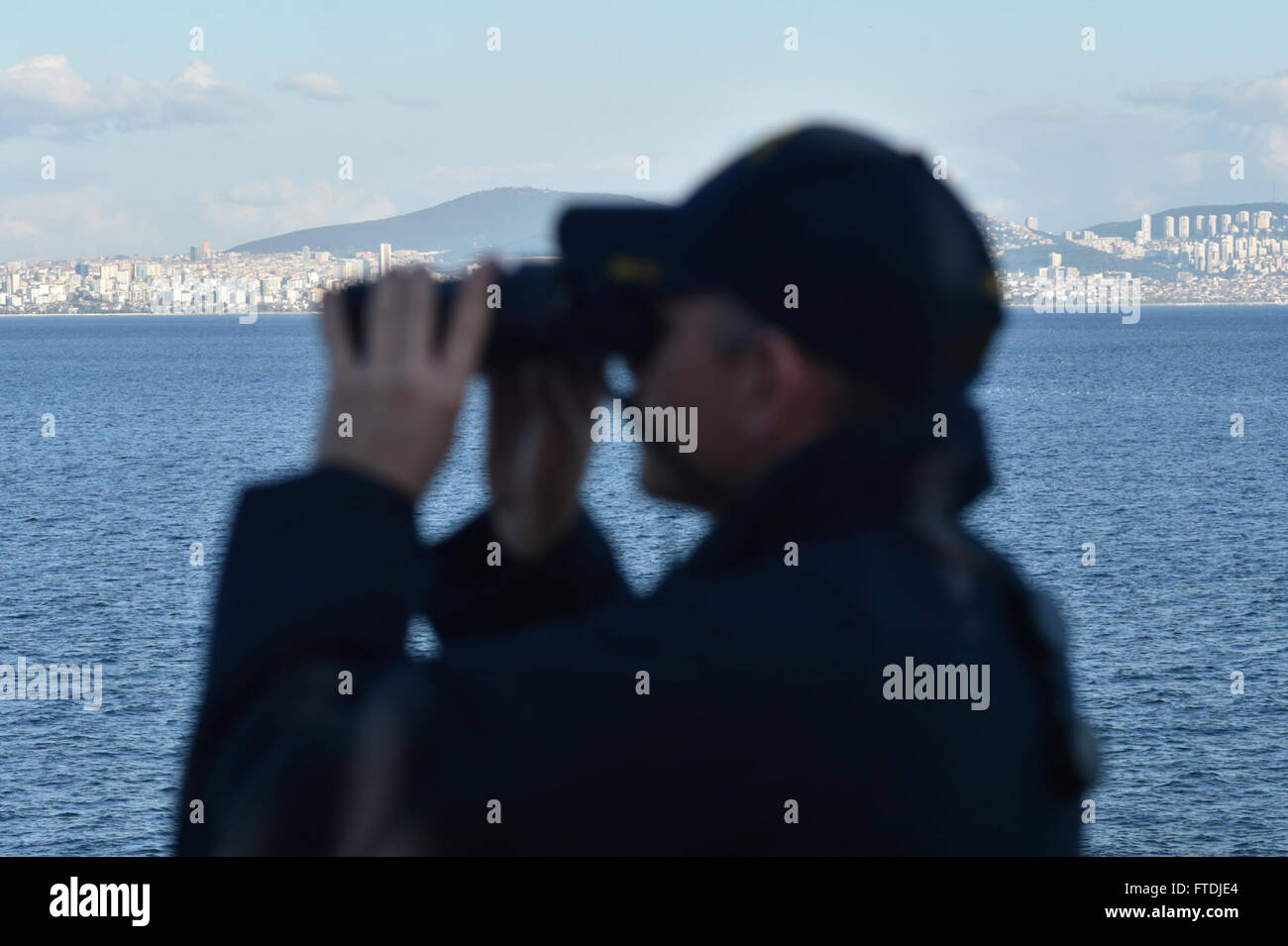 Un marin à bord de l'USS Ross (DDG 71) scrute le détroit du Bosphore lors d'une patrouille de routine le 3 décembre 2015, avant d'entrer dans la mer Noire. Le navire fait partie de la 6e flotte américaine qui soutient les opérations de sécurité nationale en Europe. Banque D'Images