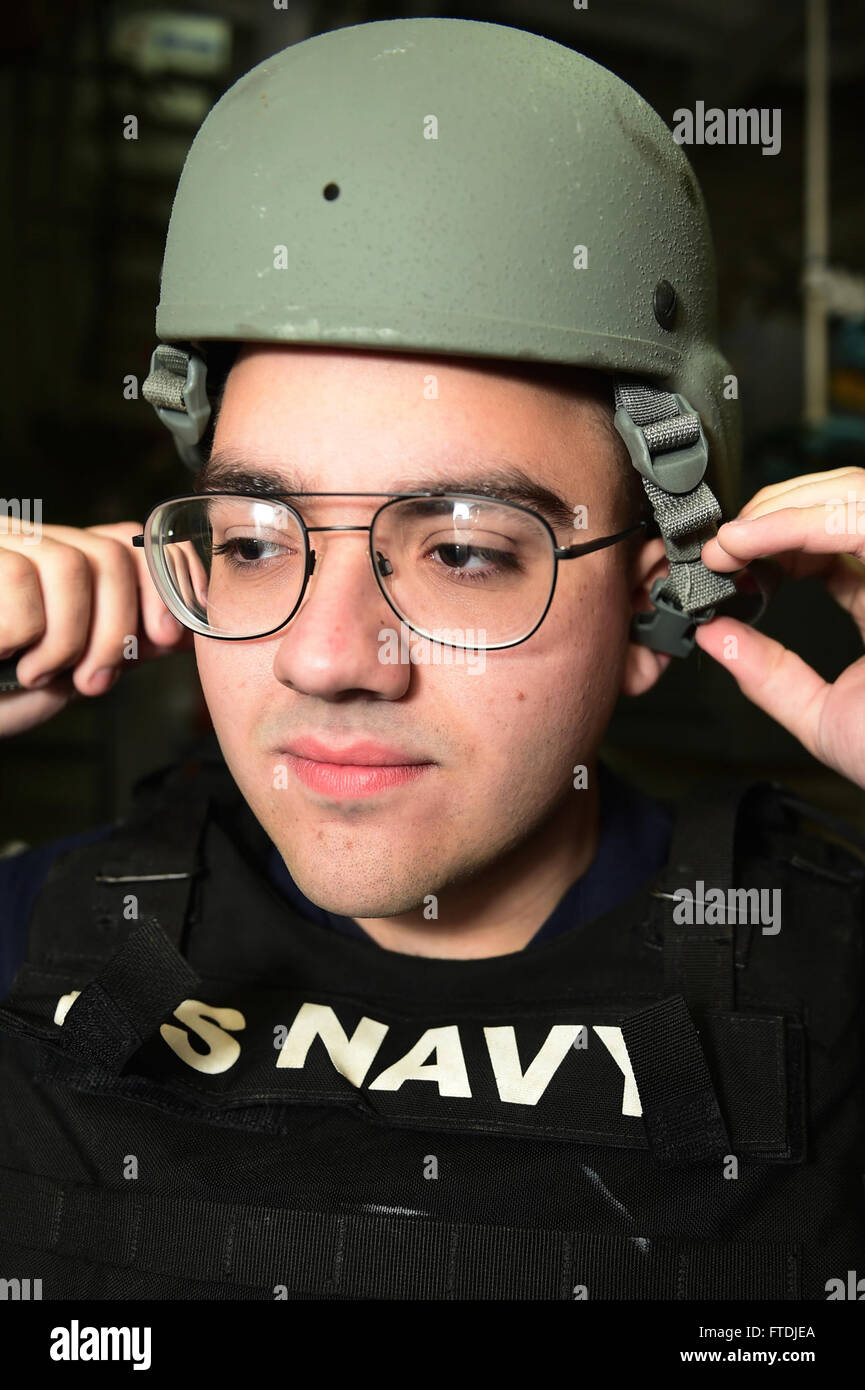 Cette image du 4 décembre 2015 montre Yeoman 3ème classe Alex Minichelle à bord de l'USS Carney (DDG 64) menant une formation antiterroriste en mer Méditerranée. L'USS Carney, un destroyer de classe Arleigh Burke, est déployé pour soutenir les intérêts de sécurité nationale des États-Unis en Europe. Banque D'Images
