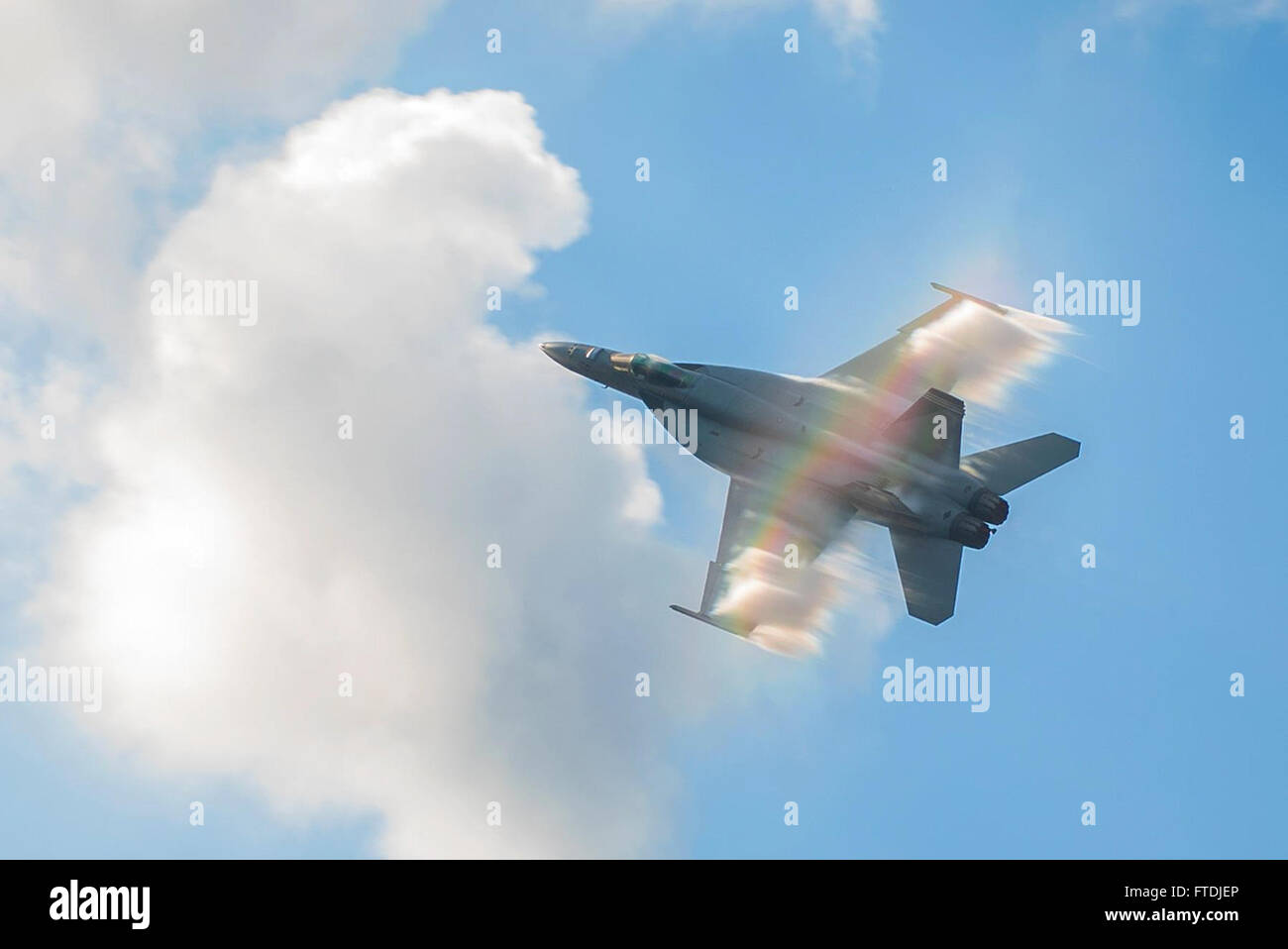 Un F/A-18E Super Hornet du Strike Fighter Squadron (VFA) 143, les Pukin' Dogs, se produit au-dessus de l'USS Harry S. Truman (CVN 75) lors d'une démonstration de puissance aérienne au-dessus de la mer Méditerranée en décembre 2015. Banque D'Images