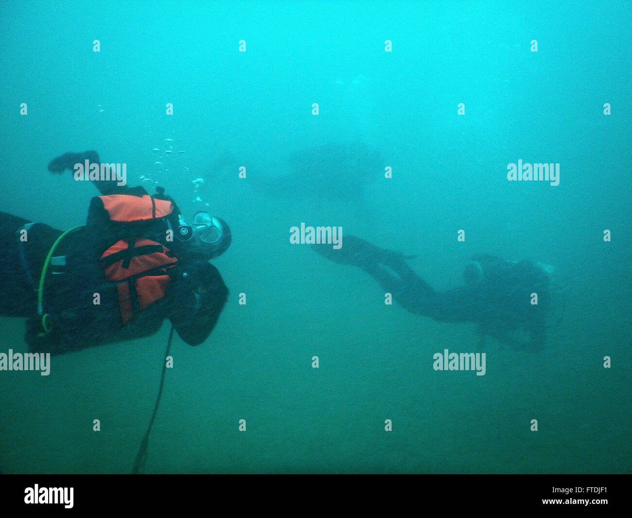 Les techniciens EOD de l’unité mobile 8 de la marine américaine mènent une plongée de reprise avec des partenaires croates à Split, en Croatie, faisant progresser les intérêts de sécurité nationale des États-Unis par le biais d’opérations conjointes dans la zone de la 6e flotte. Banque D'Images