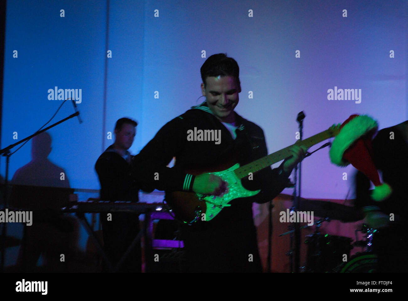 Le 4 décembre 2015, le musicien de 2e classe Colin Greggs, de l'ensemble Flagship* de l'US Naval Forces Europe Band, s'est produit lors d'une cérémonie annuelle d'éclairage des arbres à Naval support Activity à Gricignano, en Italie. Les forces navales américaines Europe-Afrique sont responsables des opérations navales soutenant les intérêts américains en Europe et en Afrique. Banque D'Images