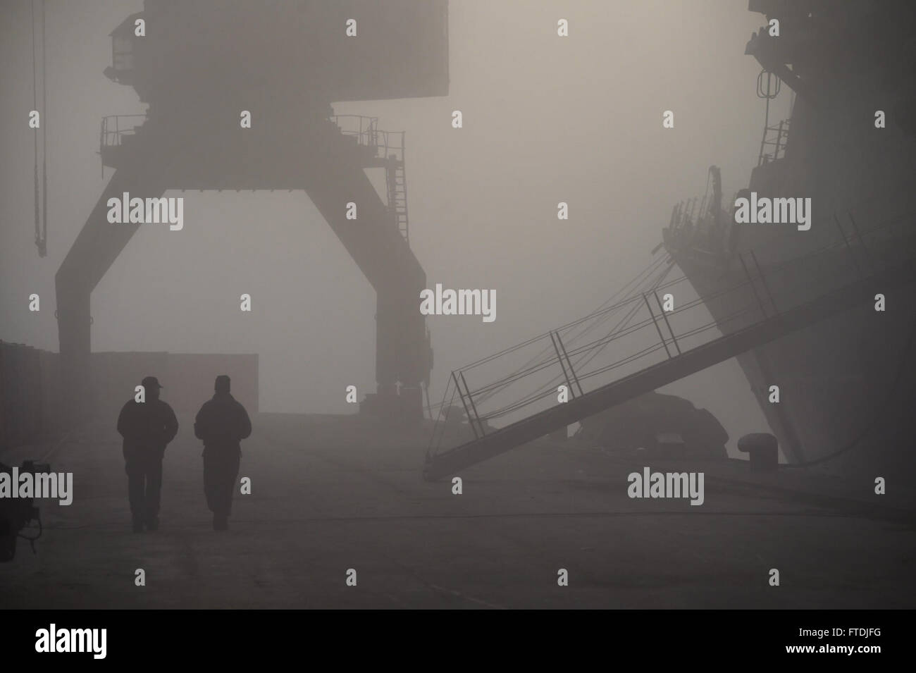 Cette photographie montre des marins à bord de l'USS Ross (DDG 71) qui se préparent à quitter Varna, Bulgarie, le 5 décembre 2015. Le destroyer à missiles guidés de classe Arleigh Burke, déployé à Rota, en Espagne, effectuait une patrouille de routine dans la zone d'opérations de la 6e flotte américaine pour soutenir les intérêts de sécurité nationale en Europe. Banque D'Images