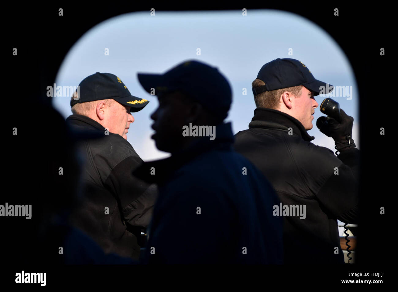 Une photographie de l'US Navy montrant l'enseigne Ryan Eilerman debout à bord de l'USS Ross (DDG 71), un destroyer de classe Arleigh Burke, lors d'une patrouille de routine à Varna, Bulgarie, le 5 décembre 2015. L'USS Ross menait des opérations de soutien à la sécurité nationale des États-Unis en Europe. Banque D'Images