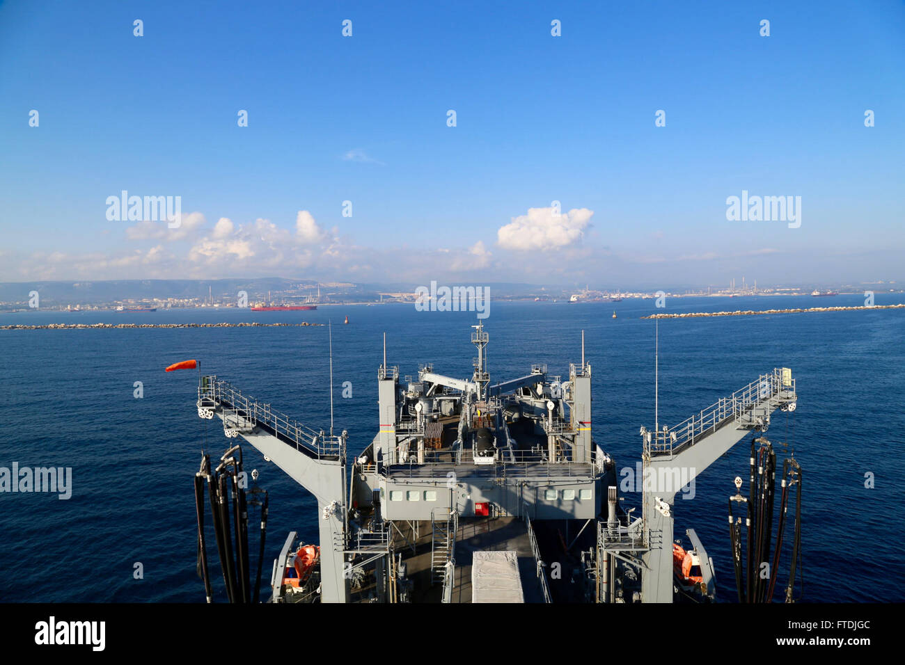 Le 15 décembre 2015, l'USNS Medgar Evers (T-AKE 13), un navire de fret sec et de munitions du Military Sealift Command, arrive dans la baie d'Augusta, en Italie, dans le cadre de son déploiement de soutien aux opérations de la 6e flotte américaine en Europe et en Afrique. Banque D'Images