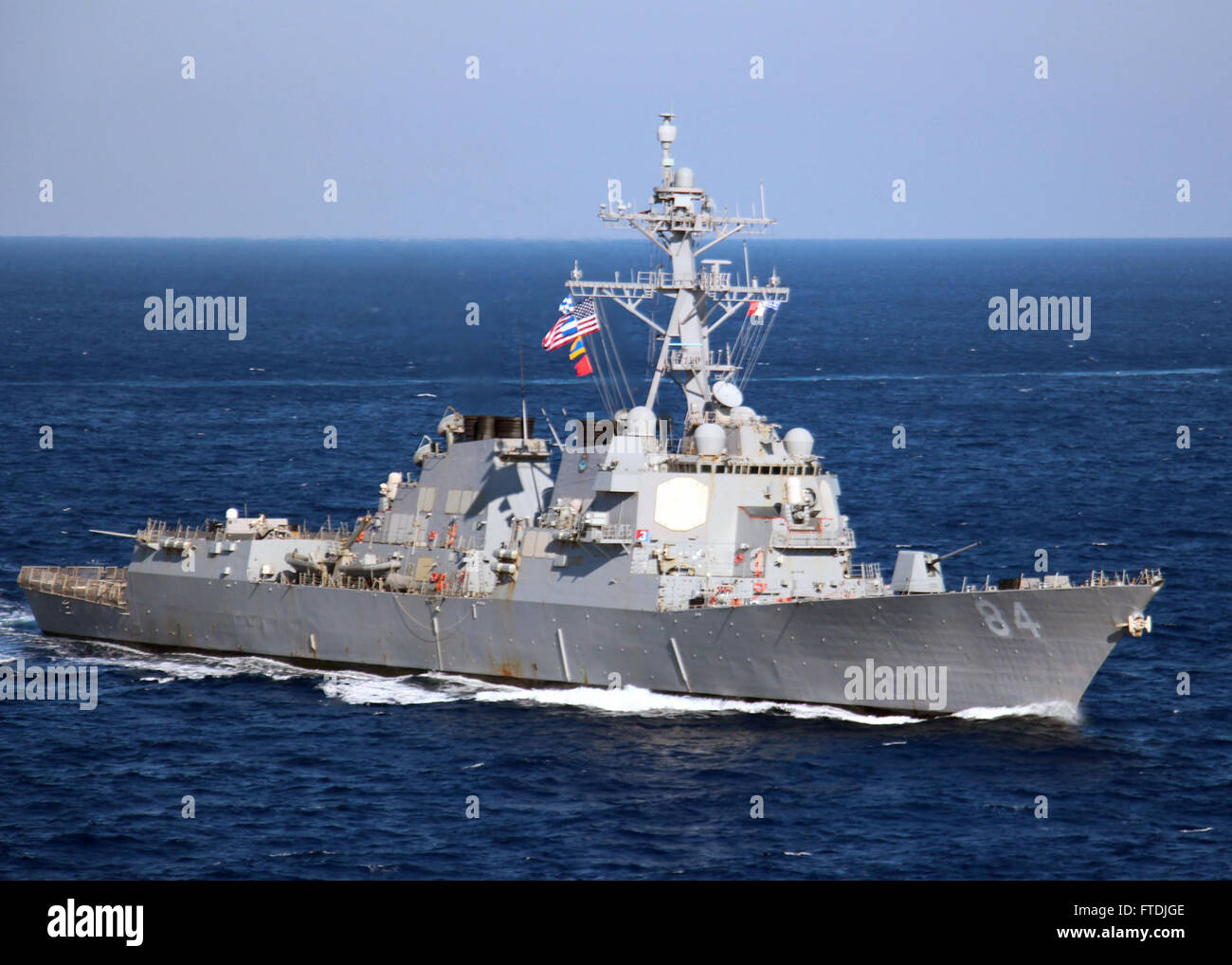 Le 6 décembre 2015, le destroyer à missiles guidés USS Bulkeley (DDG 84) a transité en mer Égée dans le cadre d'opérations navales pour soutenir les intérêts de sécurité nationale des États-Unis en Europe et en Afrique. L’opération s’inscrivait dans le cadre des efforts de sécurité en cours de l’US Navy dans la région. Banque D'Images