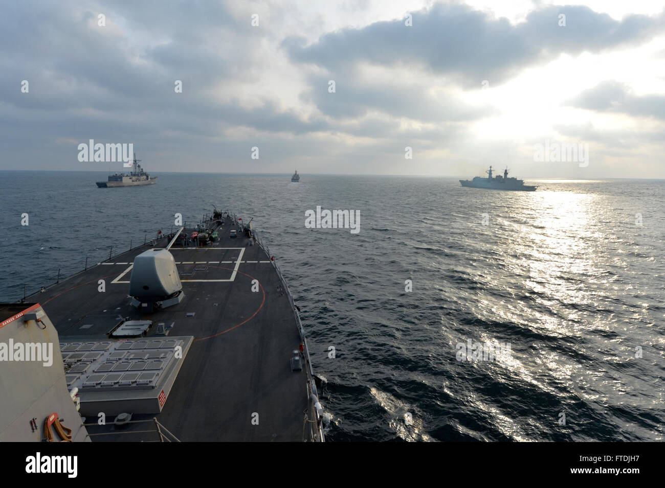 Le 6 décembre 2015, l'USS Ross, un destroyer de classe Arleigh Burke, a mené des exercices de manœuvre de navires avancés avec des navires de Turquie, d'Ukraine et de Roumanie dans la mer Noire. L'exercice a mis en lumière la coopération militaire internationale. Banque D'Images