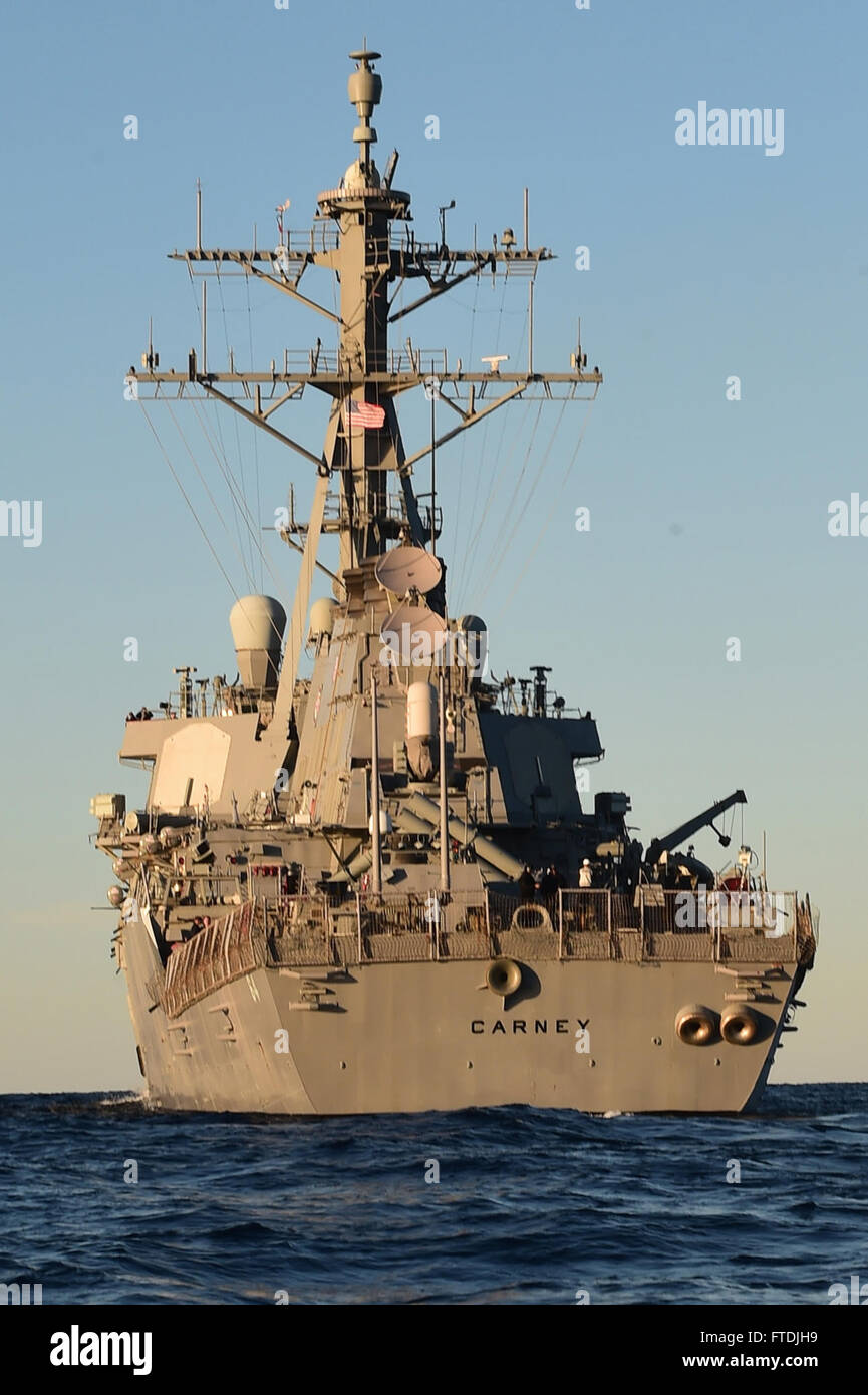 L'USS Carney (DDG 64), un destroyer de missiles guidés de classe Arleigh Burke, opère en mer Méditerranée lors d'une patrouille de routine en décembre 2015. Le navire effectuait un transfert de passagers dans le cadre d'une mission opérationnelle plus vaste visant à soutenir les intérêts de sécurité nationale des États-Unis en Europe, déployée depuis Rota, en Espagne. Banque D'Images