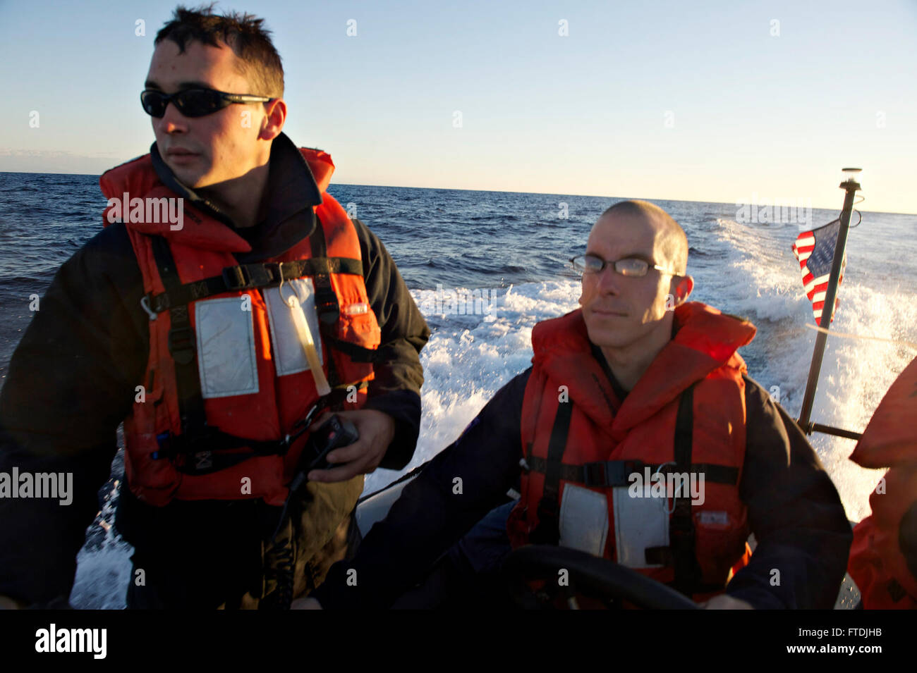 Matthew Walleck et Benjamin Stier de Boatswain, de 3e classe, de Boatswain's Mate 2e classe, de l'US Navy, conduisent un bateau pneumatique à coque rigide de l'USS Carney (DDG 64), un destroyer de missile guidé de la classe Arleigh Burke, lors d'un transfert de passagers le 6 décembre 2015 en Méditerranée. Carney est déployé à Rota, en Espagne, soutenant les intérêts de sécurité nationale des États-Unis dans la zone d'opérations de la 6e flotte américaine. Banque D'Images