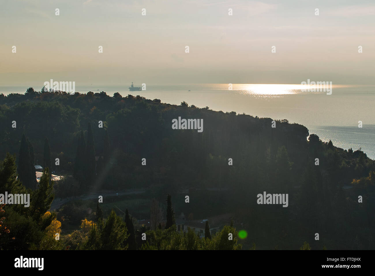 Cette photographie du 7 décembre 2015 montre le porte-avions USS *Harry S. Truman* (CVN 75) ancré au large des côtes de Split, en Croatie. Le navire menait des opérations navales pour soutenir les intérêts américains en Europe et en Afrique. Banque D'Images