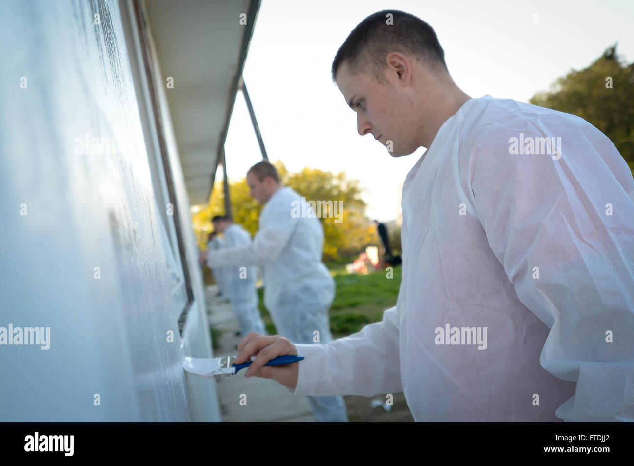 Airman N. Hilliard, technicien en électronique aéronautique, affecté au porte-avions USS Harry S. Truman (CVN 75), est vu enlever des graffitis de l'école Juraj Bonaci pour enfants ayant des besoins spéciaux en Croatie dans le cadre d'un projet de relations communautaires. Le USS Harry S. Truman Carrier Strike Group menait des opérations dans la zone d'opérations de la 6e flotte américaine en Europe et en Afrique. Banque D'Images