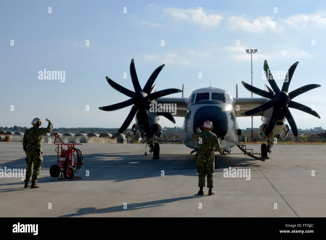 Le mécanicien de structure aéronautique de 1re classe Sylvester Williams et l'aviateur naval de 1re classe Jon Hardy effectuent la maintenance d'un C-2A Greyhound à NSA Souda Bay, Grèce, le 7 décembre 2015. Leur travail soutient les opérations américaines et alliées en Méditerranée orientale, renforçant la sécurité et fournissant un soutien logistique aux avions militaires et aux navires de guerre dans la région. Banque D'Images