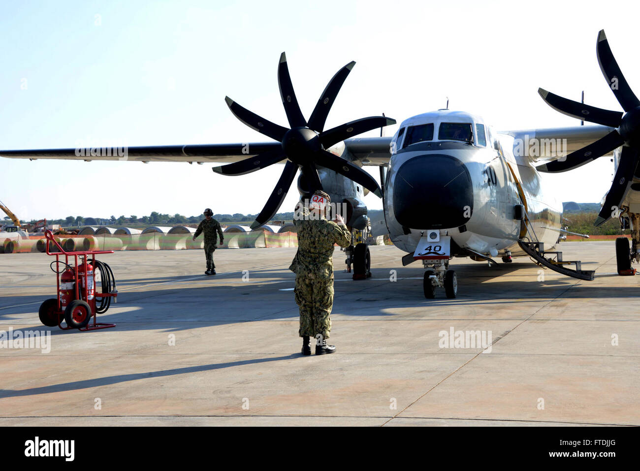 Cette photo de l'US Navy montre le mécanicien de structure aéronautique de 1re classe Sylvester Williams et le mécanicien de la Marine aéronautique de 1re classe Jon Hardy effectuant des vérifications de maintenance sur un C-2A Greyhound à NSA Souda Bay, Grèce, le 7 décembre 2015. La NSA Souda Bay fournit soutien et sécurité aux forces américaines et alliées opérant en Méditerranée orientale. Banque D'Images