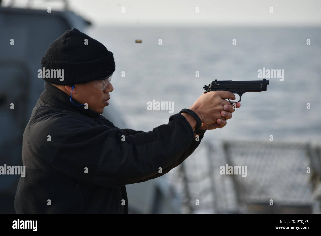 L'image capture James Murray, technicien en systèmes d'information de 1re classe, menant une formation aux armes légères à bord de l'USS Ross (DDG 71), un destroyer de classe Arleigh Burke, dans la mer Noire lors d'une patrouille de routine en décembre 2015. Le navire soutient les intérêts de sécurité nationale des États-Unis en Europe. Banque D'Images