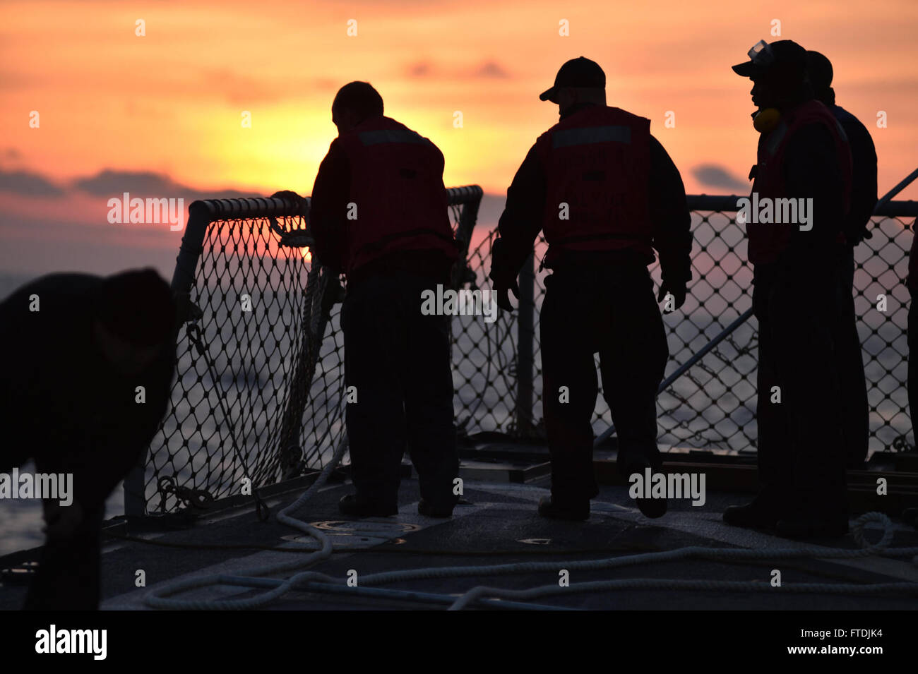 L'USS Ross (DDG 71), un destroyer à missiles guidés de classe Arleigh Burke, est vu en train de mener un cours d'armement alors qu'il patrouille dans la mer Noire le 8 décembre 2015. Le navire fait partie des forces déployées à l'avant de l'US Navy basées à Rota, en Espagne, et opère en soutien aux intérêts américains en Europe. Banque D'Images
