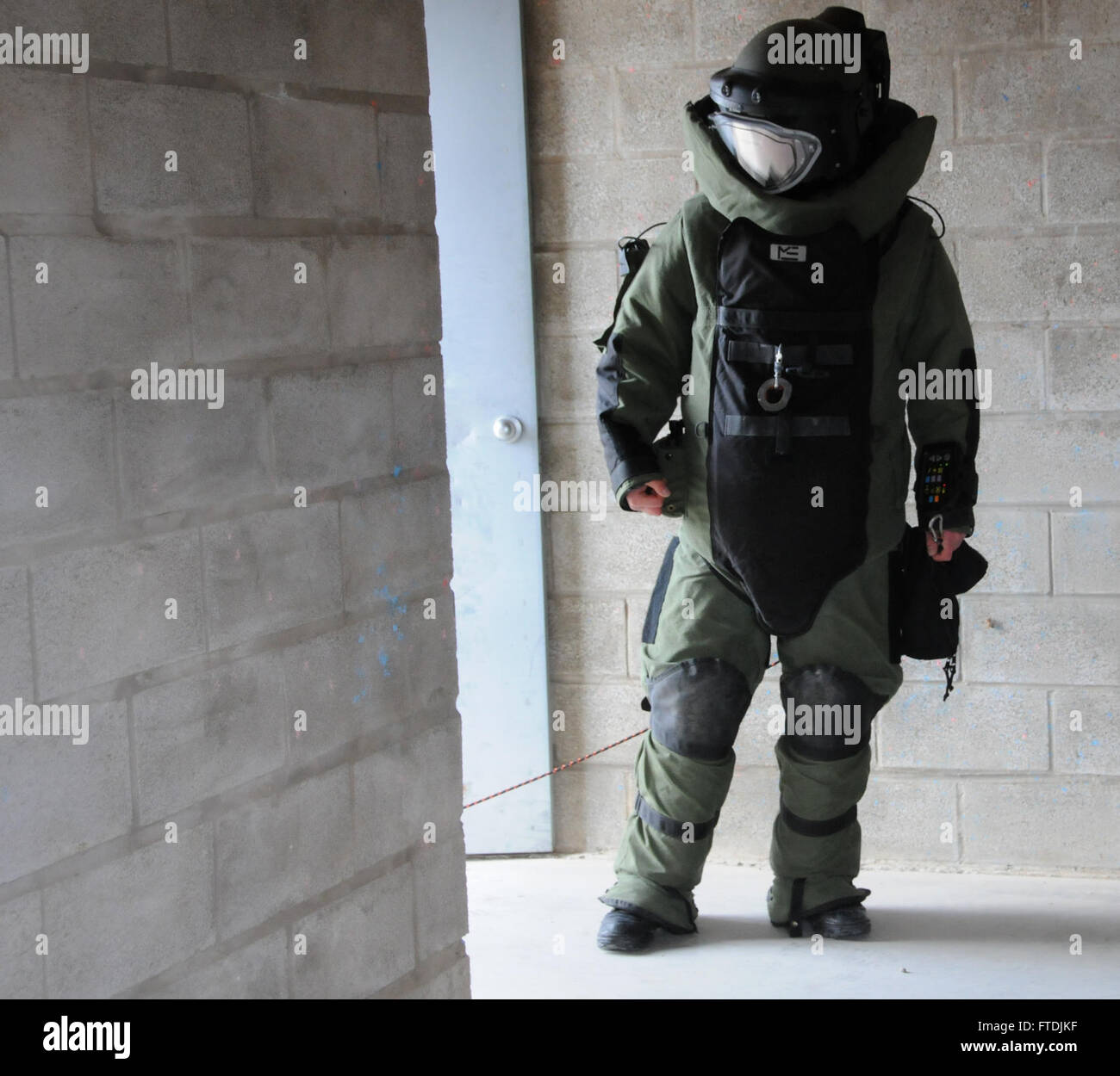 Un technicien en élimination des munitions explosives de la marine allemande inspecte une installation pour les explosifs lors de l'exercice Magre à la base navale de Rota, en Espagne. L'exercice s'inscrit dans le cadre de la collaboration militaire internationale et de la formation aux opérations d'élimination des munitions. Banque D'Images