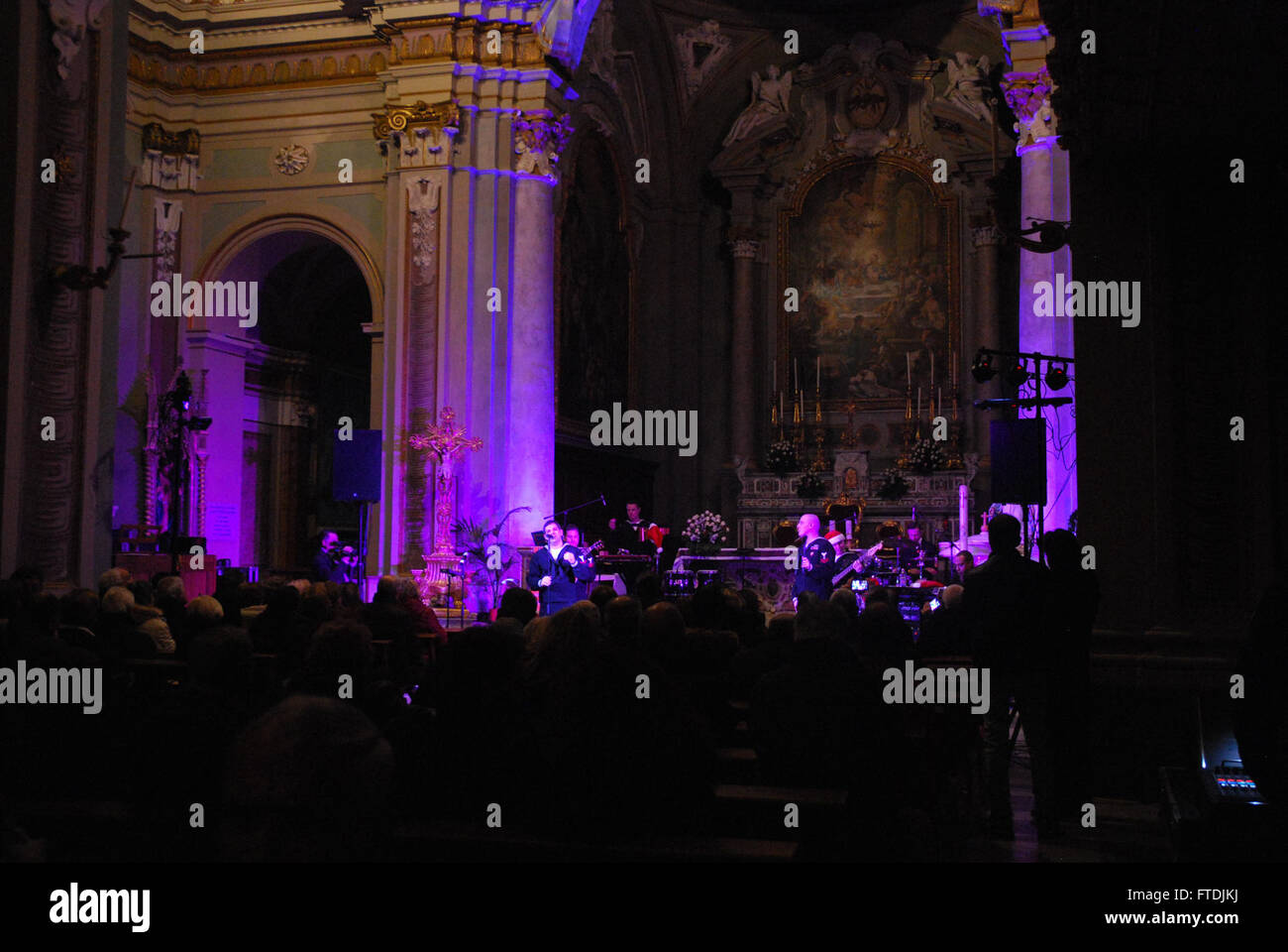 Le 8 décembre 2015, l'ensemble de musique populaire de l'US Naval Forces Europe Band, Flagship, a donné un concert à Gragnano, en Italie. Les forces navales américaines Europe-Afrique, dont le siège est à Naples, supervisent des opérations conjointes à travers l'Europe et l'Afrique pour faire avancer les intérêts américains. La performance a mis en évidence l'engagement culturel par la musique, favorisant les liens communautaires en Italie. Banque D'Images