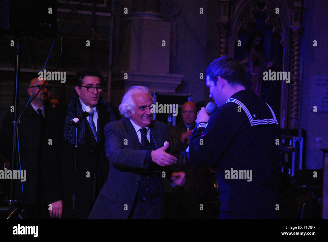 Le musicien de 3e classe Patrick Melton de Wilmington, Caroline du Nord, reçoit un petit cadeau d'appréciation suite au concert « Flagship » de l'ensemble de musique populaire des forces navales américaines Europe Band pour la ville de Gragnano, en Italie, le 8 décembre 2015. Les forces navales américaines Europe-Afrique supervisent les opérations conjointes et navales, travaillant avec des partenaires alliés pour assurer la sécurité et la stabilité en Europe et en Afrique. Banque D'Images