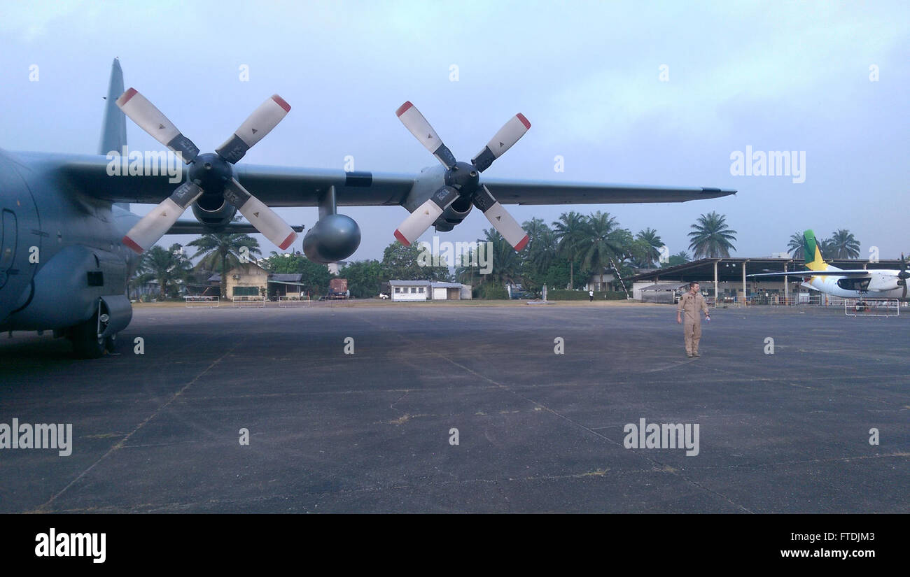 Une photo de l'US Navy prise à Douala, au Cameroun, montrant Gunner's Mate 3rd Class Jon-Eric Lane patrouillant le périmètre d'un avion C-130. L’opération s’inscrit dans le cadre d’efforts conjoints dans les intérêts nationaux et la sécurité des États-Unis en Afrique. Banque D'Images