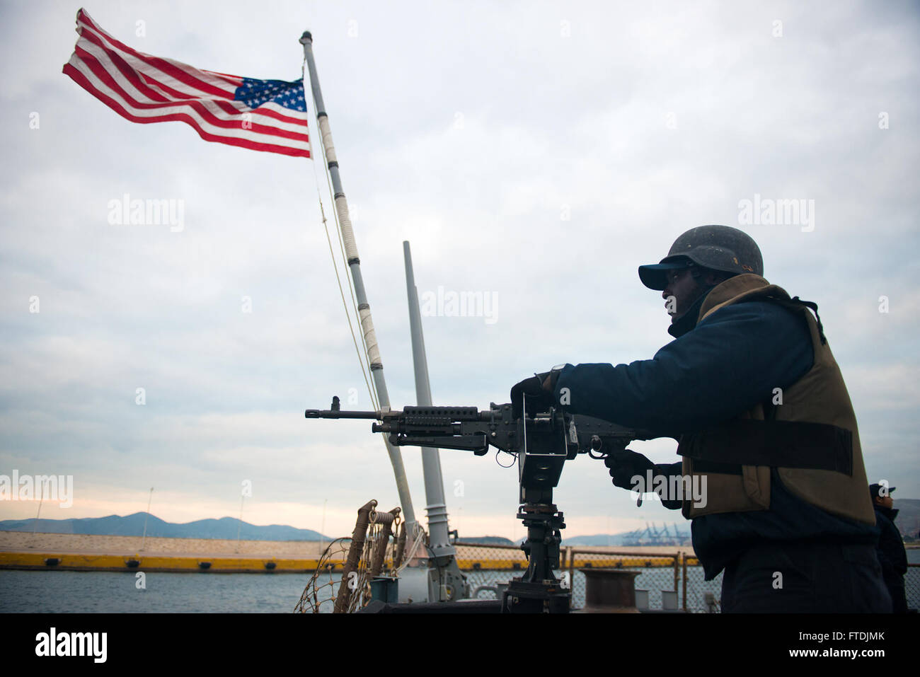Cette image montre Gunner's Mate 2nd Class B. Knowles utilisant une mitrailleuse M-240B à bord de l'USS Gonzalez, un destroyer à missiles guidés, lors d'une opération navale à Athènes, en Grèce, en décembre 2015. Banque D'Images