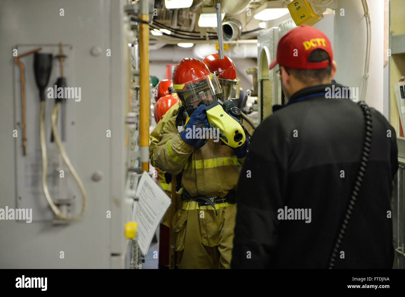 Le 10 décembre 2015, des marins à bord de l’USS Ross (DDG 71) effectuent un exercice principal d’incendie spatial en mer Noire. L'USS Ross, un destroyer à missiles guidés de classe Arleigh Burke, est déployé à Rota, en Espagne, et effectue des patrouilles de routine dans la zone d'opérations de la 6e flotte américaine pour soutenir les intérêts de sécurité nationale des États-Unis en Europe. (Photo de l'US Navy par Justin Stumberg, spécialiste des communications de masse, 2e classe,/sortie) Banque D'Images