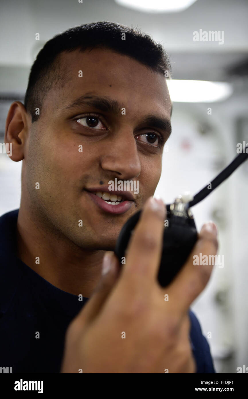 Une photo de l'US Navy prise le 11 décembre 2015, à bord de l'USS Carney (DDG 64), un destroyer à missiles guidés de classe Arleigh Burke. Syed Balkhi, technicien des systèmes de turbines à gaz de 2e classe, est vu relayer des informations pendant un transfert de carburant pendant que le navire effectue une patrouille de routine dans la mer Égée. Banque D'Images