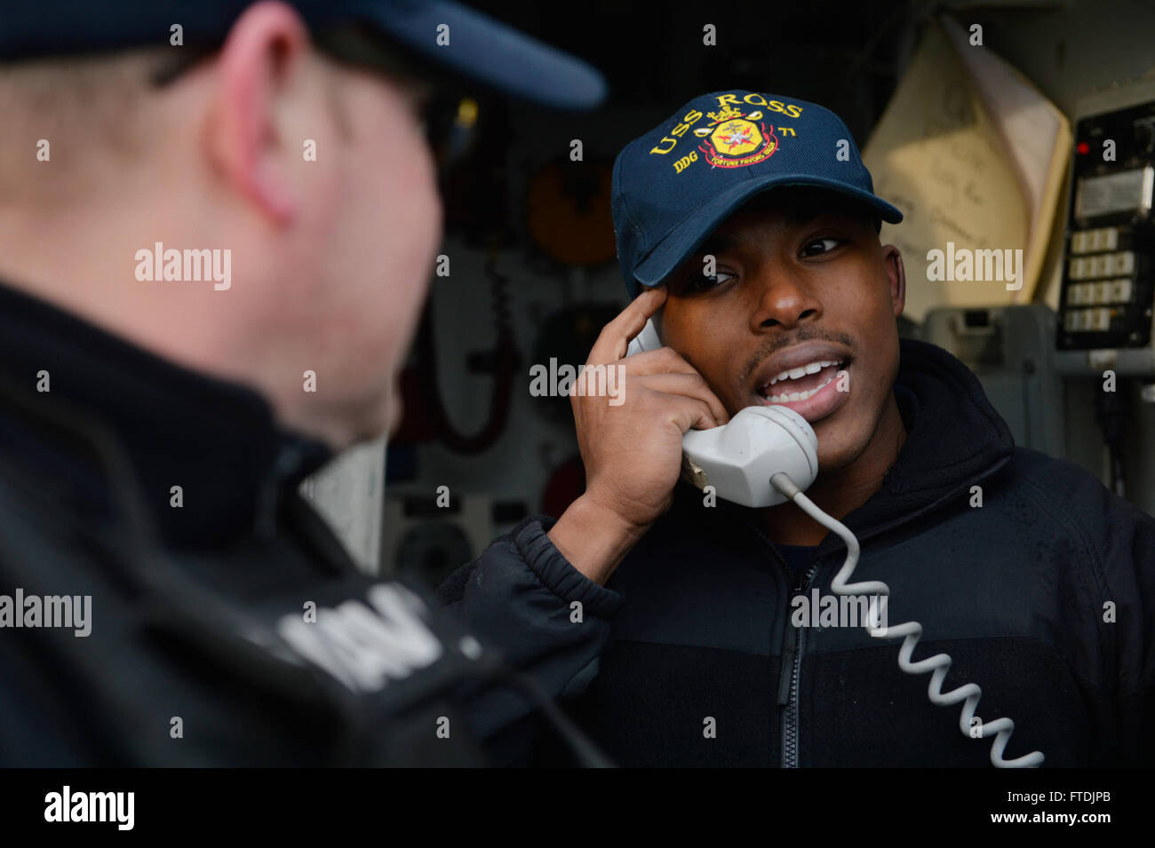 Cette photo montre des marins à bord de l'USS Ross (DDG 71), un destroyer de missiles guidés de classe Arleigh Burke, menant une formation de protection contre le terrorisme dans la mer Noire le 11 décembre 2015, dans le cadre d'une patrouille de routine pour les intérêts de sécurité nationale des États-Unis. Banque D'Images