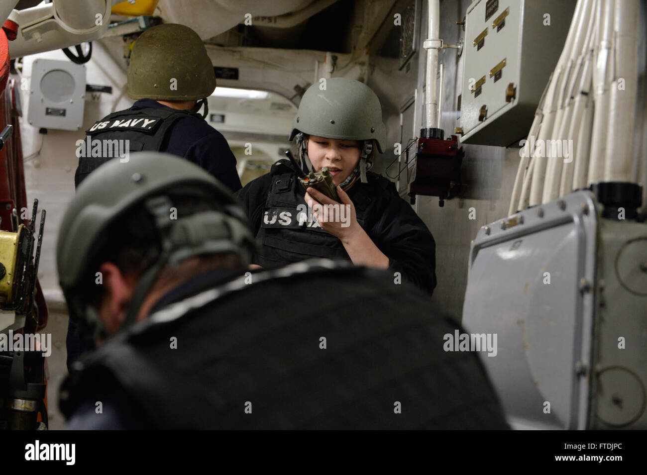 Les marins à bord de l'USS Ross (DDG 71), un destroyer à missiles guidés de classe Arleigh Burke, mènent une formation de protection contre le terrorisme lors de leurs opérations en mer Noire le 11 décembre 2015. Le navire a été déployé à partir de Rota, en Espagne, dans le cadre d'une patrouille de routine de la 6e flotte américaine pour soutenir les intérêts de sécurité nationale des États-Unis en Europe. Banque D'Images