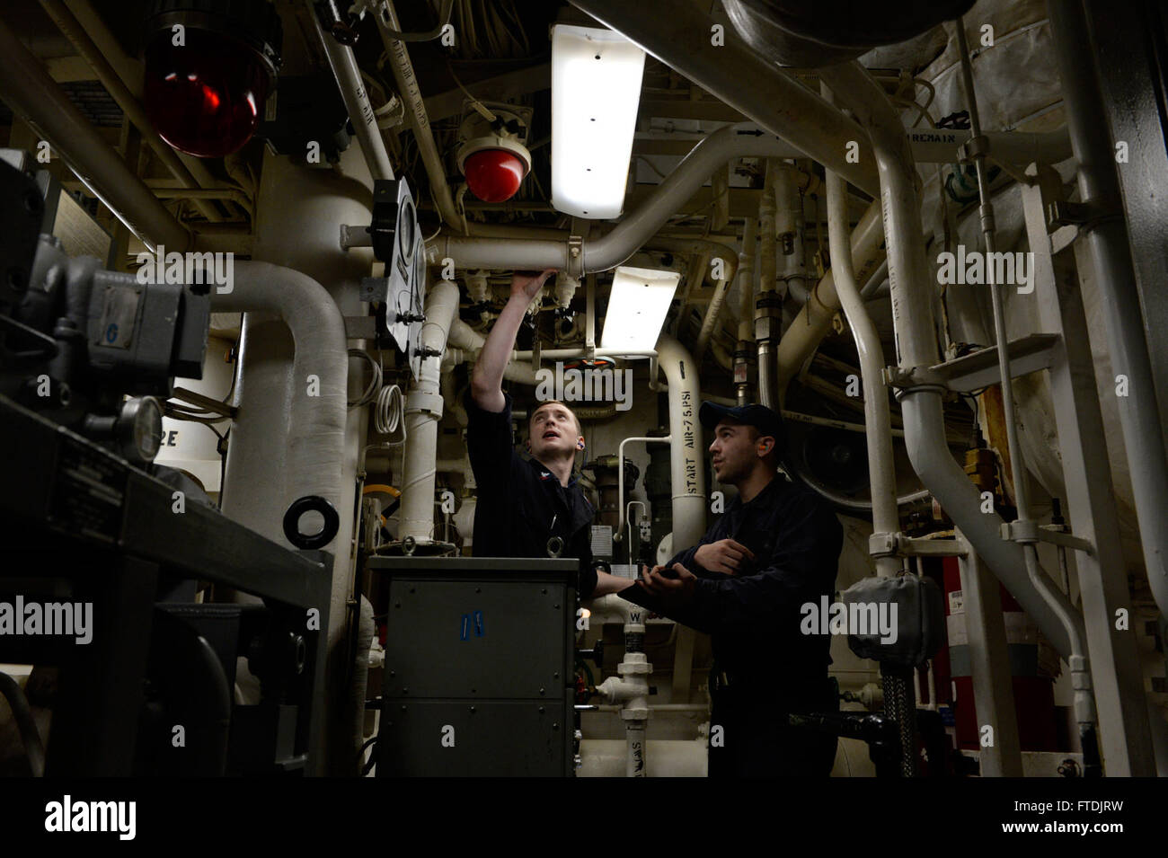 Les marins à bord de l'USS Ross (DDG 71), un destroyer à missiles guidés de classe Arleigh Burke, mènent une formation d'ingénieur lors de leurs opérations en mer Noire le 14 décembre 2015. Le navire est stationné en déploiement avancé à Rota, en Espagne, soutenant les intérêts de sécurité nationale des États-Unis en Europe. Banque D'Images