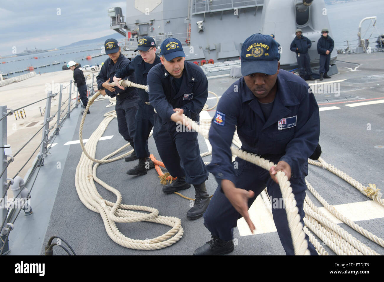 Le 15 décembre 2015, les marins à bord de l'USS Carney (DDG 64) partent de l'activité de soutien naval de Souda Bay, en Grèce. Le navire effectue une patrouille de routine dans la zone d'opérations de la 6e flotte américaine pour soutenir la sécurité nationale des États-Unis en Europe. Banque D'Images