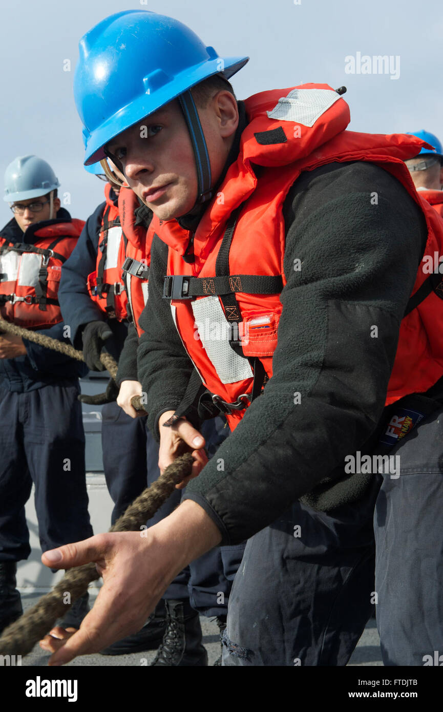 Le marin Cameron McKenna de Detroit est vu à bord de l'USS Carney (DDG 64) lors d'un ravitaillement en mer avec l'USNS Leroy Grumman (T-AO 195) le 15 décembre 2015. L'USS Carney, un destroyer à missiles guidés de classe Arleigh Burke, menait des opérations dans la zone de la 6e flotte américaine pour soutenir les intérêts de sécurité nationale des États-Unis en Europe. Banque D'Images