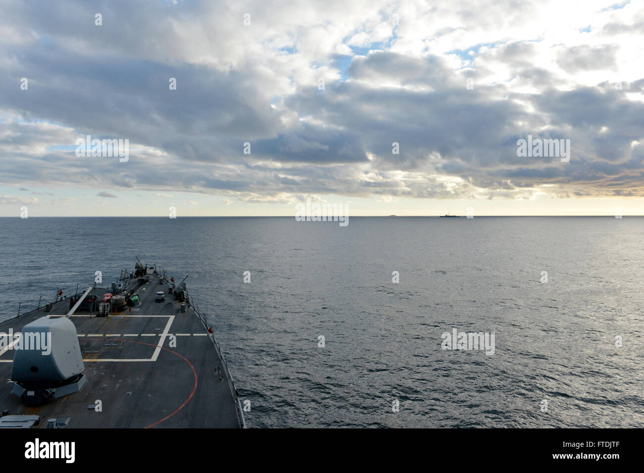 Les marins à bord de l'USS Ross (DDG 71), un destroyer de classe Arleigh Burke, mènent une formation anti-sous-marine et des manœuvres avancées de navires lors d'un exercice de passage en mer Noire avec des navires roumains et turcs. Cette opération soutient les intérêts de sécurité nationale des États-Unis en Europe. Banque D'Images