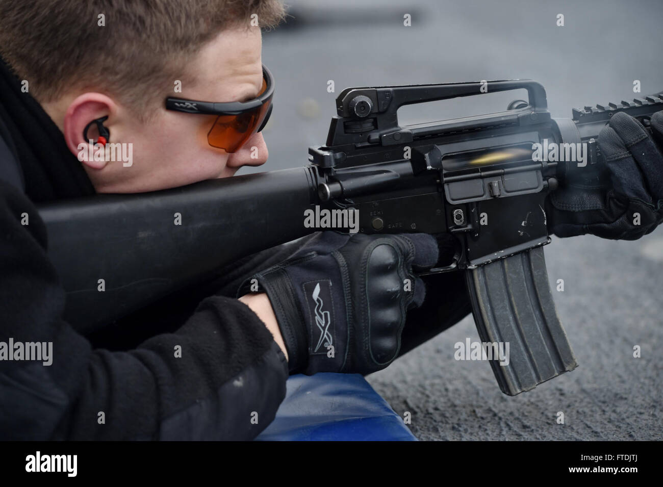 Cette photo de l'US Navy du 16 décembre 2015 montre des marins à bord de l'USS Ross effectuant des qualifications d'armes légères tout en opérant dans la mer Noire. L'opération soutient les intérêts américains en matière de sécurité en Europe. Banque D'Images