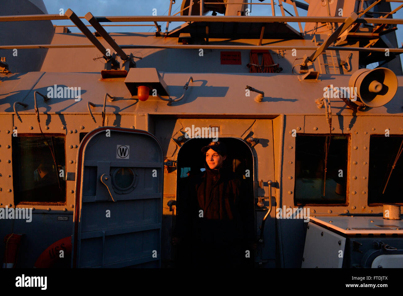 Josephine Ellwood, matelot de bateau, surveille à bord de l'USS Ross (DDG 71) lors d'un exercice de dépassement avec des navires de Roumanie et de Turquie dans la mer Noire le 15 décembre 2015. L’USS Ross, un destroyer de classe Arleigh Burke, fait partie de la patrouille de routine de l’US Navy pour soutenir la sécurité nationale en Europe. Banque D'Images