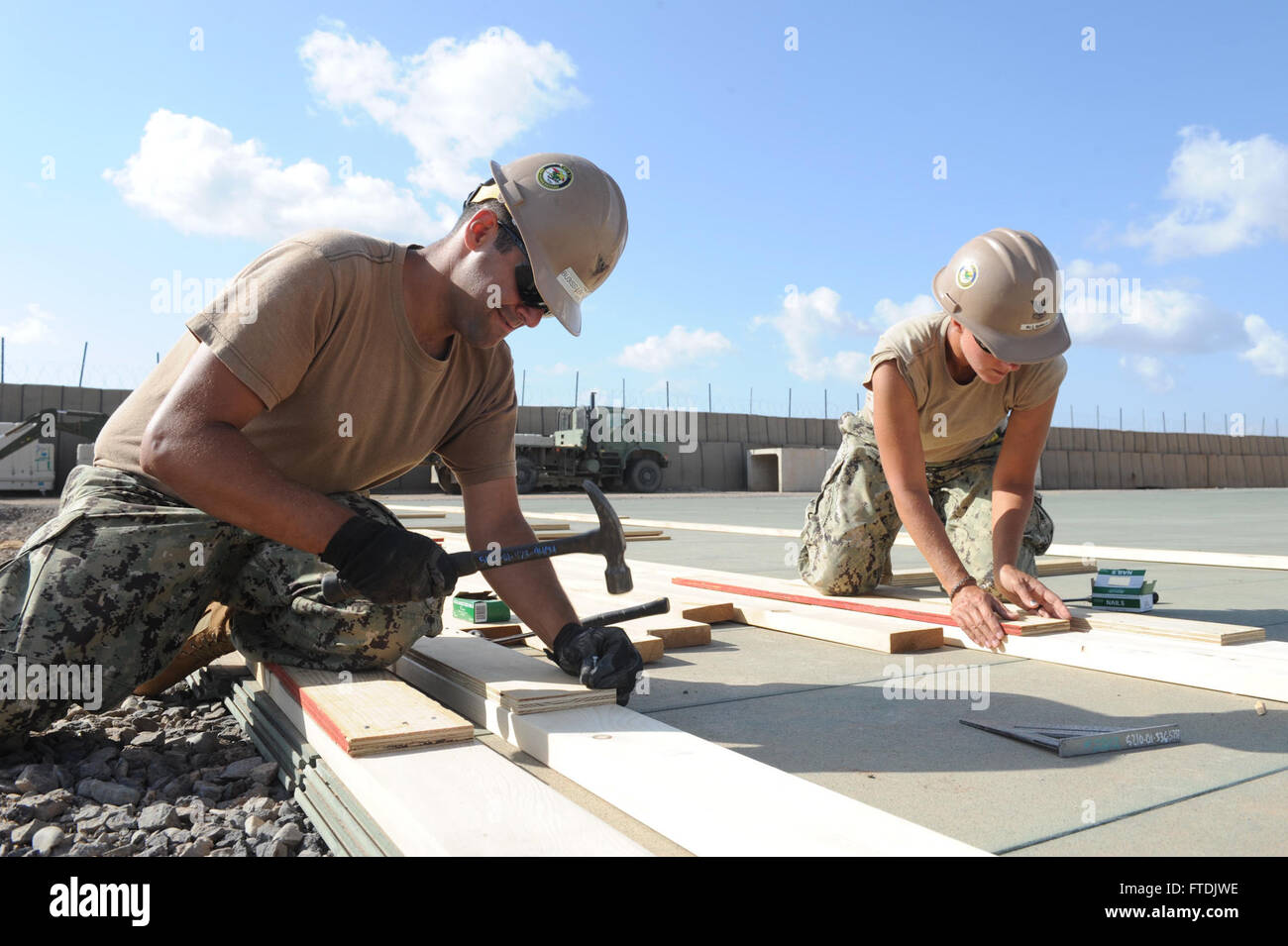 Les marins de la marine américaine du Naval Mobile construction Battalion 27 effectuent des travaux d'agrandissement de l'aire de piste à Chebelley, Djibouti, en décembre 2015. Le projet s'inscrit dans le cadre des efforts visant à améliorer l'infrastructure et à appuyer les opérations militaires dans la région. Banque D'Images
