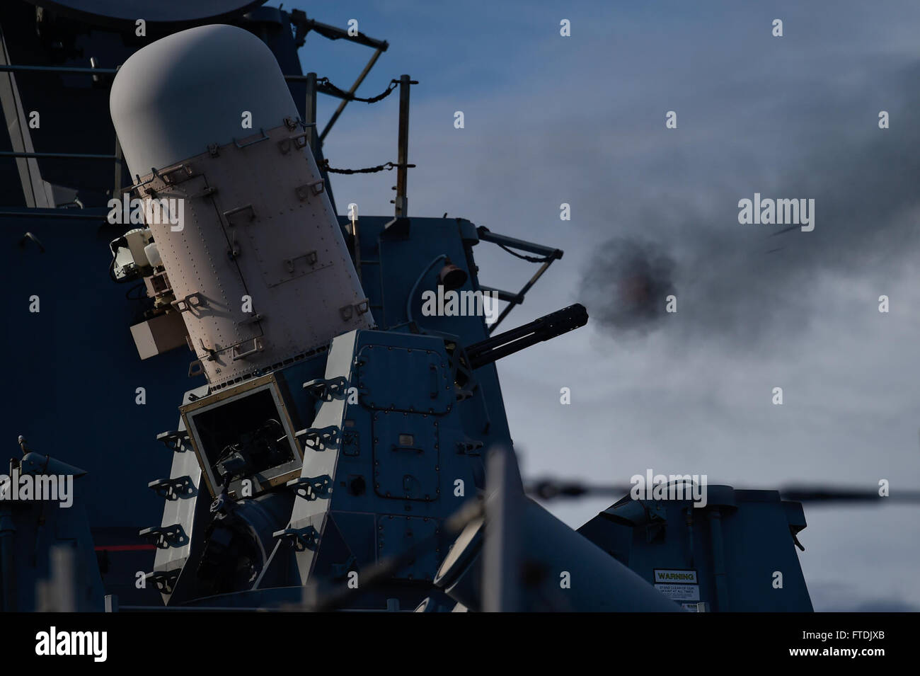 Le 17 décembre 2015, l'USS Carney (DDG 64), un destroyer de missiles guidés de classe Arleigh Burke, a mené un exercice d'entraînement en mer Méditerranée, tirant ses systèmes d'armes proches de l'arrière dans le cadre d'une patrouille de routine pour soutenir les intérêts de sécurité américains en Europe. Le navire est déployé à Rota, en Espagne, dans le cadre des opérations de la 6e flotte de l'US Navy. Banque D'Images
