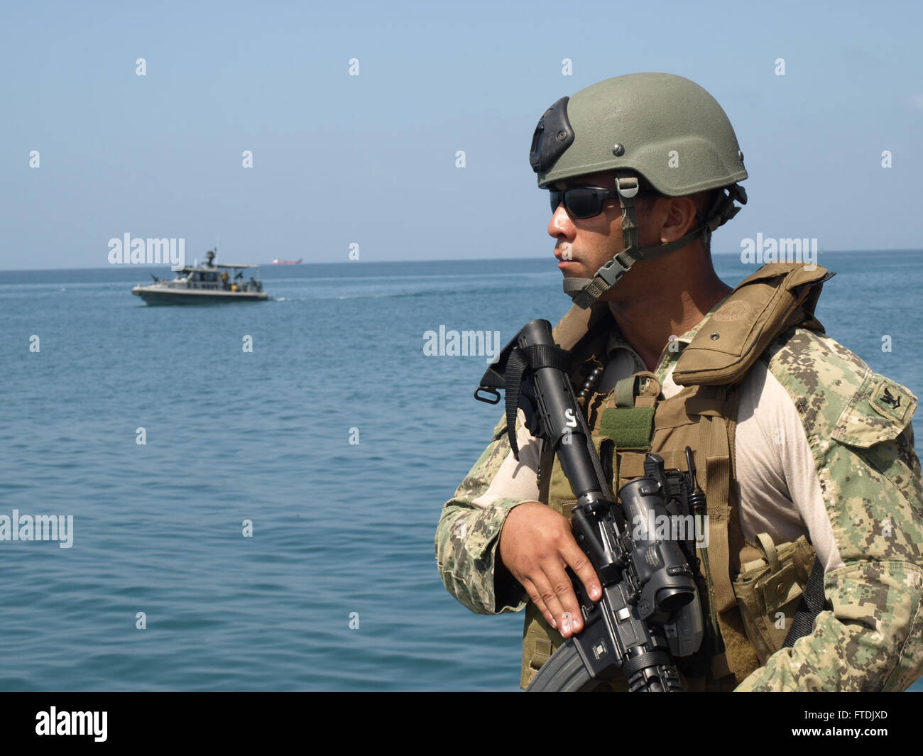 Le capitaine d'armes de 3e classe Xavier Sierra, affecté à l'escadron fluvial 10 côtier, monte la garde lors d'un échange d'équipage au port de Djibouti le 21 décembre 2015. Cette opération fait partie de la mission en cours de la marine américaine dans la région pour maintenir la sécurité et la stabilité en Europe et en Afrique. Banque D'Images