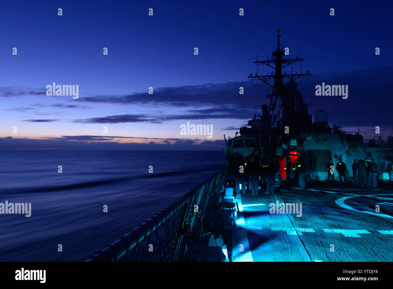 L'USS Ross (DDG 71), un destroyer à missiles guidés de classe Arleigh Burke, effectue un tir de canon à faible luminosité lors d'une patrouille de routine en mer Méditerranée le 19 décembre 2015. Le navire est stationné à Rota, en Espagne, soutenant les intérêts de sécurité nationale des États-Unis dans la région. Banque D'Images