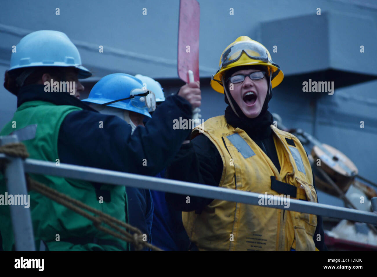 Le 19 décembre 2015, Tankia Bates, le compagnon de 2e classe de Boatswain, communique avec les gestionnaires de ligne à bord de l’USS Ross (DDG 71) lors d’un ravitaillement en mer avec l’USNS Leroy Grumman (T-AO 195) en mer Méditerranée. Banque D'Images