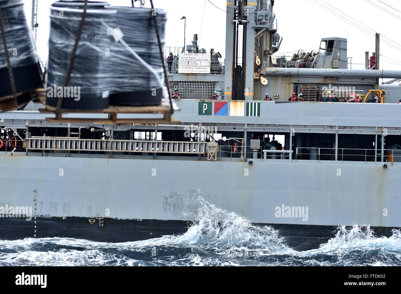 Les marins à bord de l'USS *Ross* (DDG 71), un destroyer à missiles guidés de classe Arleigh Burke, effectuent un ravitaillement en mer avec le pétrolier USNS *Leroy Grumman* (T-AO 195) en Méditerranée, le 19 décembre 2015, soutenant les opérations maritimes américaines en Europe. Banque D'Images