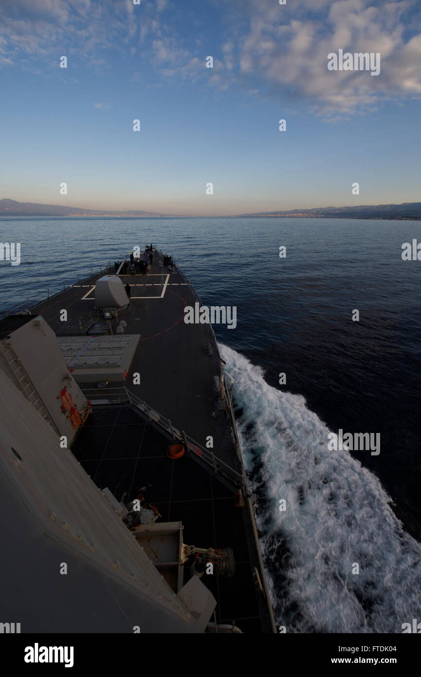L'USS Carney (DDG-64), un destroyer à missiles guidés de classe Arleigh Burke, traverse le détroit de Messine le 21 décembre 2015, dans le cadre de patrouilles de routine pour soutenir les intérêts de sécurité nationale des États-Unis en Europe. Le navire est stationné à Rota, en Espagne. Banque D'Images