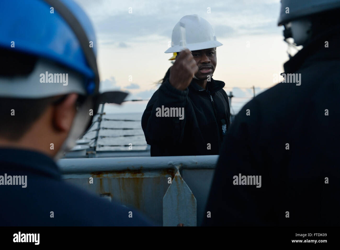 Le compagnon de 1re classe William Dahn effectue un test de chute d'ancre à bord de l'USS Ross (DDG 71) le 21 décembre 2015, en Méditerranée. Le destroyer à missiles guidés de classe Arleigh Burke est déployé à Rota, en Espagne, pour des patrouilles de routine soutenant les intérêts de sécurité nationale des États-Unis en Europe. Banque D'Images