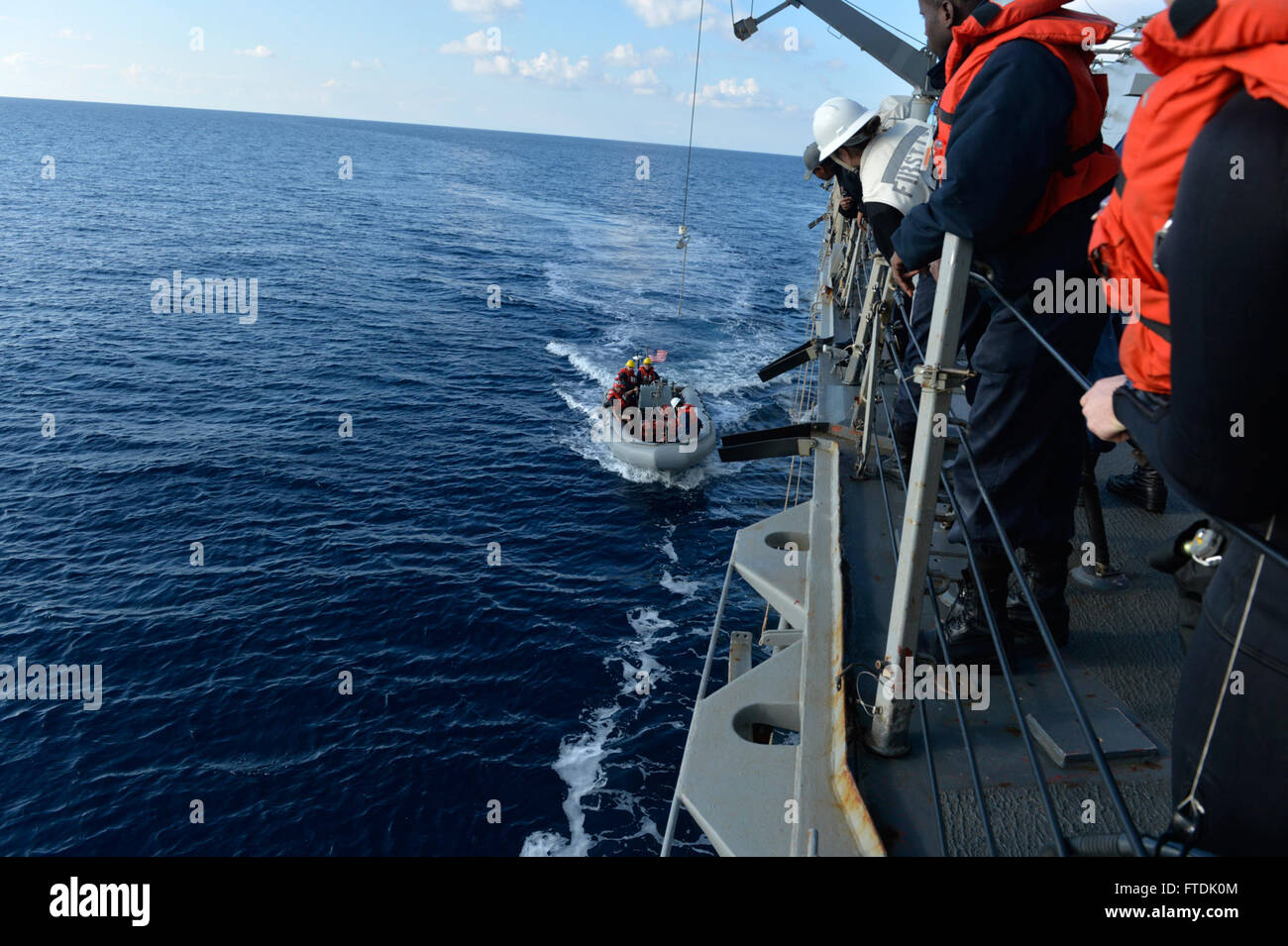 L'USS Ross (DDG 71), un destroyer à missiles guidés de classe Arleigh Burke, a effectué un exercice d'entraînement homme à la mer en Méditerranée le 22 décembre 2015. La formation a soutenu les opérations de sécurité nationale des États-Unis en Europe dans le cadre d'une patrouille de routine dans la zone de la 6e flotte américaine. Banque D'Images