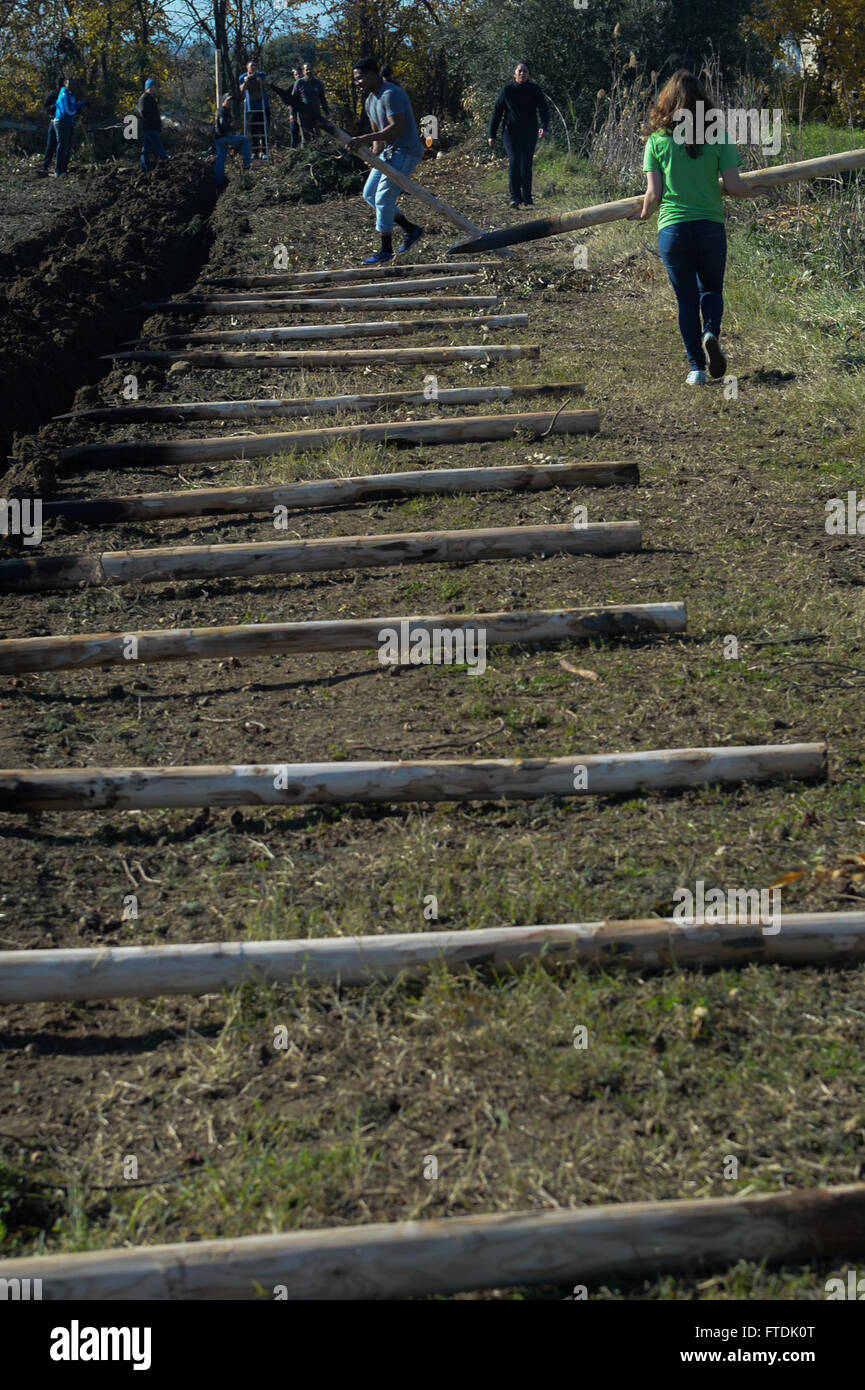 Des marins de l'USS Carney (DDG-64) aident à construire une clôture pour une maison de transition lors d'un projet de relations communautaires à Augusta Bay, en Italie, le 24 décembre 2015. L'USS Carney, un destroyer à missiles guidés de classe Arleigh Burke, a été déployé dans la zone de la 6e flotte américaine pour soutenir les intérêts de sécurité nationale en Europe. Banque D'Images