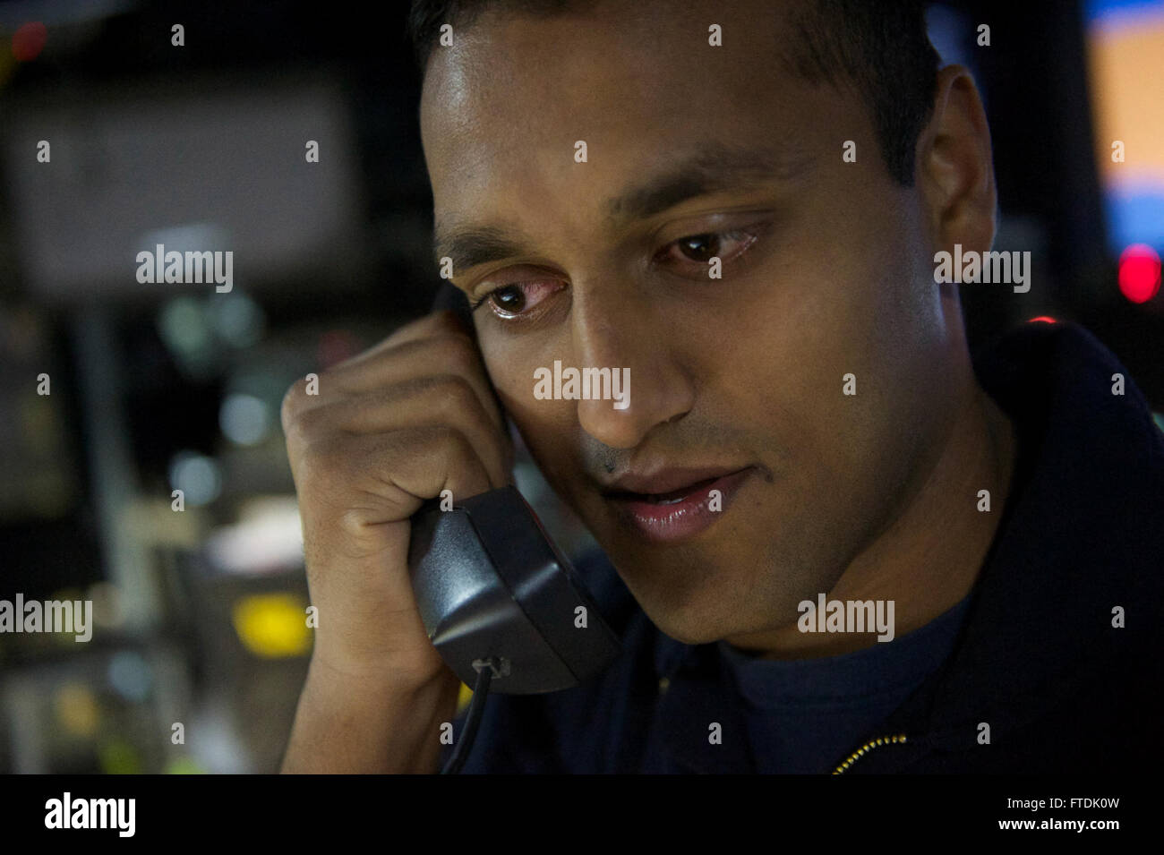 Le 25 décembre 2015, Syed Balkhi, technicien en systèmes de turbines à gaz de 2e classe à bord de l’USS Carney (DDG 64), s’entretient avec le président Barack Obama lors d’une patrouille de routine en Méditerranée. L'USS Carney, un destroyer de classe Arleigh Burke, est déployé dans la zone de la 6e flotte américaine pour soutenir les opérations de sécurité nationale en Europe. Banque D'Images
