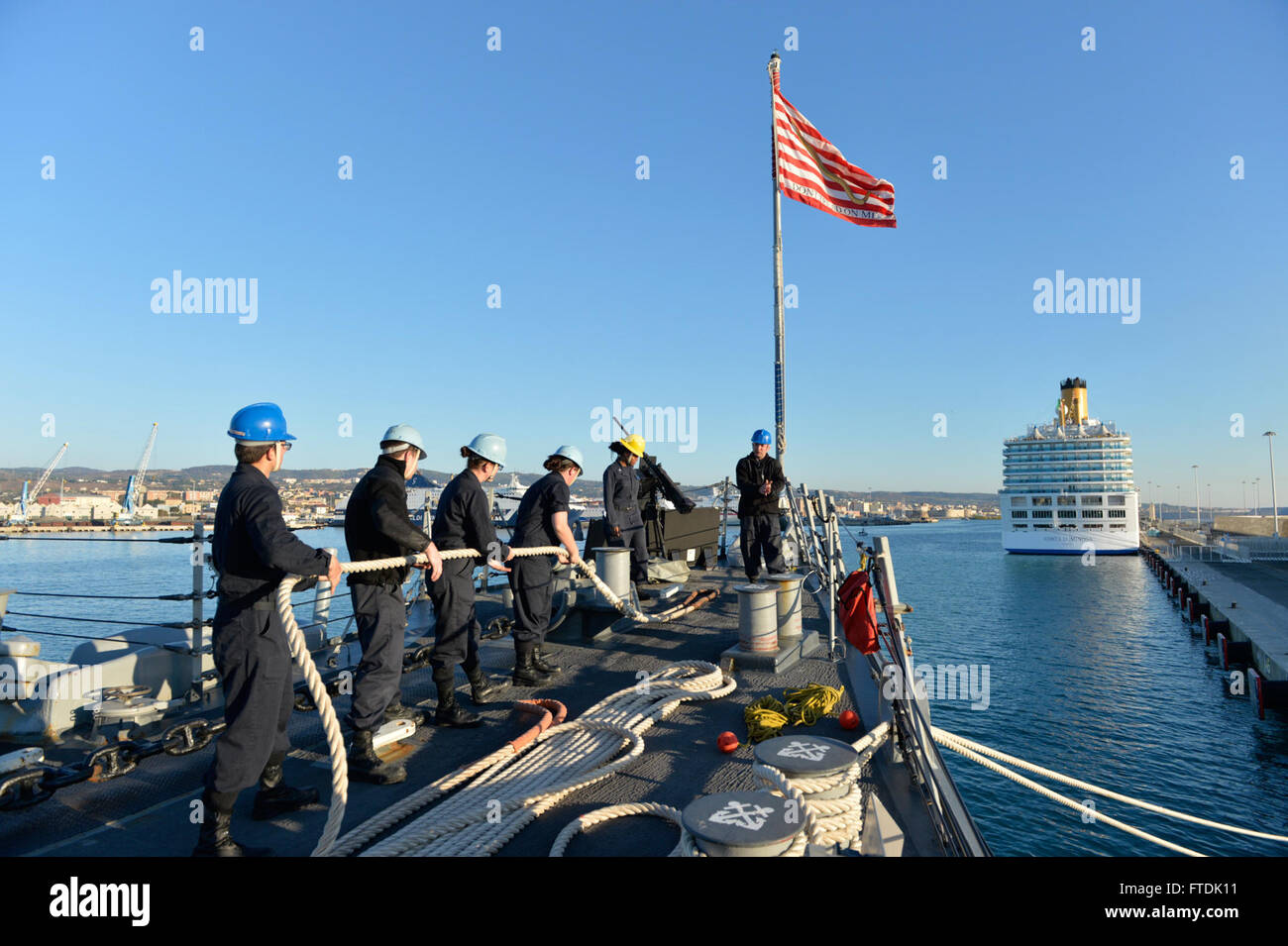 Le 27 décembre 2015, les marins à bord de l'USS Ross (DDG 71) se préparent à partir du port de Civitavecchia, en Italie. Le destroyer de classe Arleigh Burke effectue des patrouilles de routine dans la zone d'opérations de la 6e flotte américaine, soutenant la sécurité nationale des États-Unis en Europe. Banque D'Images