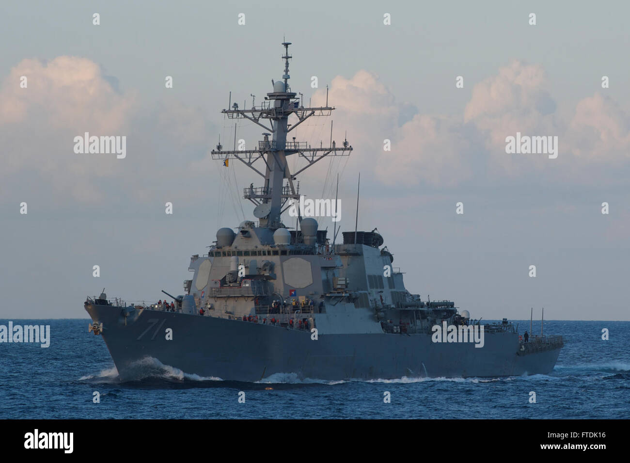 L'USS Ross (DDG 71), un destroyer à missiles guidés de classe Arleigh Burke, s'approche de l'USNS Leroy Grumman (T-AO 195) pour un ravitaillement en mer le 29 décembre 2015. L’opération s’est déroulée en mer Méditerranée dans le cadre des patrouilles en cours de l’US Navy dans la zone d’opérations de la 6e flotte. Banque D'Images