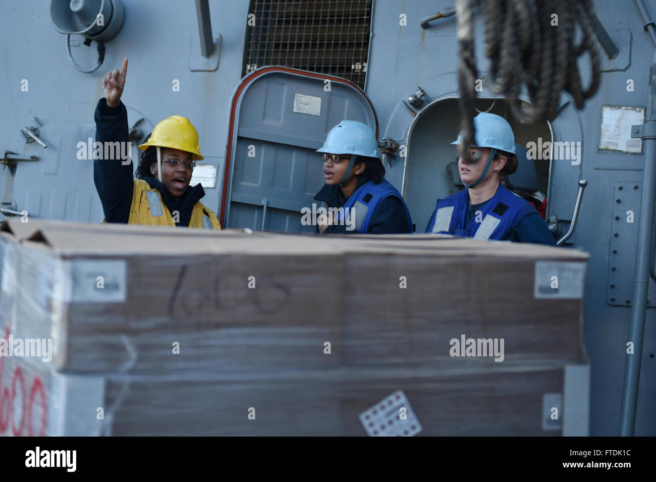 Le 29 décembre 2015, des marins à bord de l'USS Ross (DDG 71) ont effectué un ravitaillement en mer avec l'USNS Leroy Grumman (T-AO 195) en Méditerranée. Cette opération faisait partie de la patrouille de routine du navire pour soutenir la sécurité nationale américaine en Europe, démontrant la présence opérationnelle continue des forces navales américaines dans la région. Banque D'Images